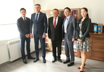 Japanski biznismeni u Sokocu: Prešli pola svijeta da probaju romanijski med