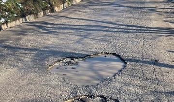 Oštetili ste vozilo zbog rupe na putu? Evo kakva su pravila i procedure za naplatu štete