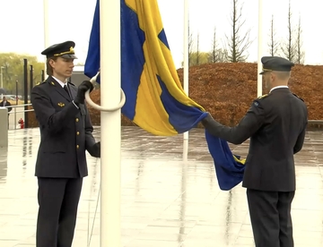 Zastava Švedske podignuta ispred sjedišta NATO-a