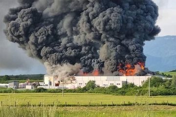 Veliki požar u fabrici stiropora u BiH: Crni dim vidi se desetinama kilometara