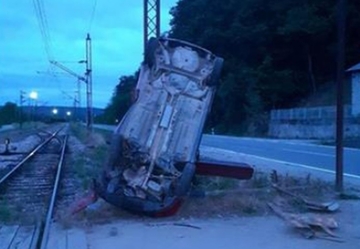Povrijeđeno dvoje u saobraćajnoj nezgodi na pružnom prelazu