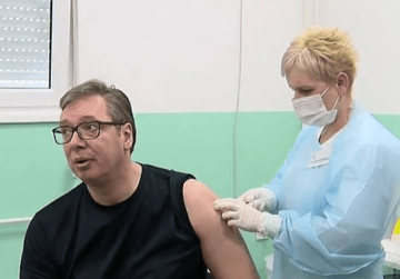 Građani ga dočekali ispred ambulante: Vučić revakcinisan u Pukovcu