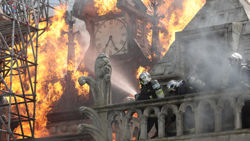 "The TIMES": Brižit Makron predlagala da se na Notr Dam katedralu doda "falus sa zlatnim testisima"