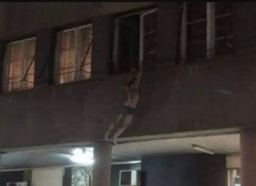 BIZARNA NEZGODA U gaćama visio s prozora zgrade, pa pao na ulicu