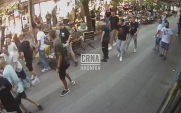 Pojavio se snimak masovne tuče na Ilidži: Jedan koristio bokser (VIDEO)