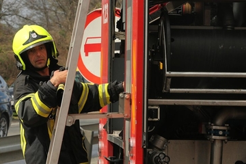VELIKI POŽAR U TESLIĆU Izgorjelo vozilo, traktor i alat