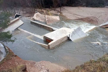 VELIKA MATERIJALNA ŠTETA Pukla brana na jezeru kod Bosanskog Grahova 