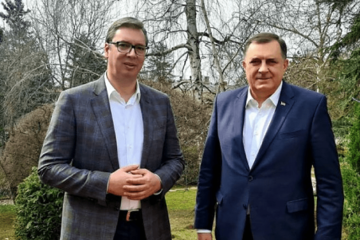 Vučić uručuje Dodiku vakcine za Srpsku