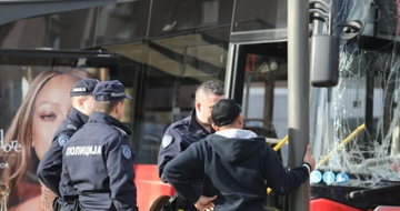 Užasna nesreća u Beogradu: Djevojčicu vatrogasci izvlačili ispod autobusa, nije joj bilo spasa