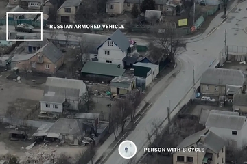 Pogledajte kako Rusi tenkom napadaju ukrajinskog biciklistu u Buči
