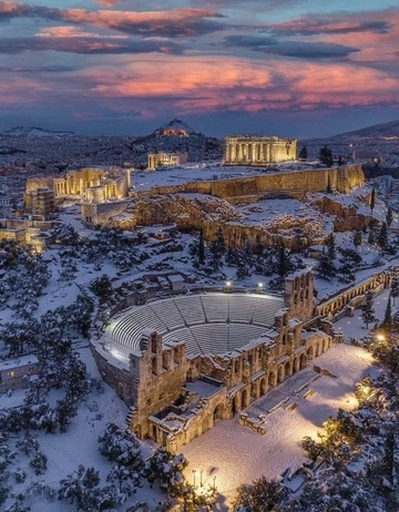 Pao snijeg u Atini, zatvorene škole i auto-put 