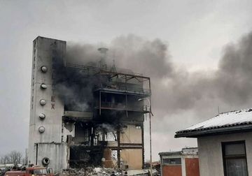 Požar u zgradi nekadašnjeg giganta u Čačku, vatrogasci se bore s plamenom