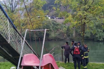 Pukao viseći most, turisti iz BiH završili u nabujaloj Moravi, utopile se dvije žene /VIDEO/