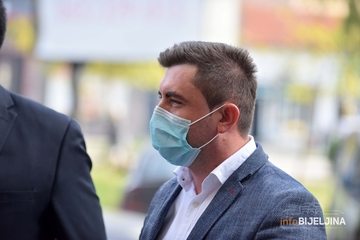 Dok su ga Bijeljinci kritikovali na Trgu: Gradonačelnik Petrović na protestu u Banjaluci