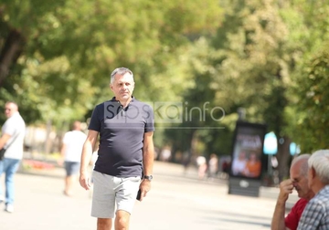 Rijetko se pojavljuje u javnosti: Bivši gradonačelnik Banjaluke u ležernoj šetnji kroz centar grada