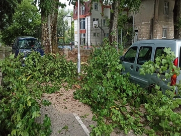 Olujno nevrijeme pogodilo Trebinje, građani prijavljuju štetu