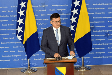 TEGELTIJA SE SASTAO SA HEKEROM Kamp "Bira" kao prelazno rješenje za migrante