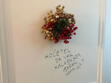 KAKO "LUDAK" ZNA KOGA TREBA MRZITI!?  Oglasila se policija nakon uvrjedljivih poruka u haustoru