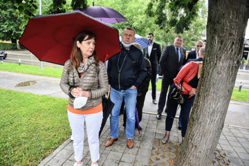 ČEKAO U REDU Dodik glasao u Generalnom konzulatu Srbije u Banjaluci