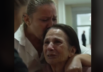 Pogledajte emotivni snimak iz Peći: Ćerka izvodi majku iz doma u kom su je mučki tukli, ljubi je u glavu i vodi do auta (VIDEO)