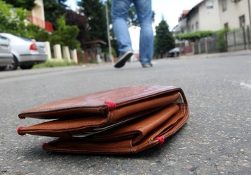 Priča koja vraća nadu u ljude: Djevojčica pronašla 1.000 evra, novčanik vratila vlasniku, a on je OVAKO reagovao