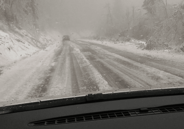 SNIJEG OTEŽAO SAOBRAĆAJ Preko Romanije šleperima potrebni lanci