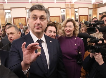 Hrvatski premijer iz česnice izvukao kovanicu sa likom Nikole Tesle