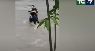 Potresne scene: Troje mladih se grli kako bi se spasili, potom su nestali u bujici (VIDEO)