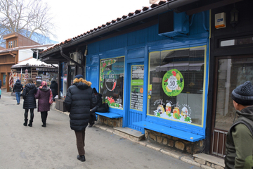 Pokrenut prekršajni postupak protiv Turčina koji je radnju ofarbao u plavu boju usred Baščaršije