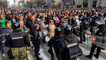 BLOKIRAN AUTO-PUT NA NOVOM BEOGRADU: Aktivisti opozicije prave haos, policija uspostavlja red ( FOTO )