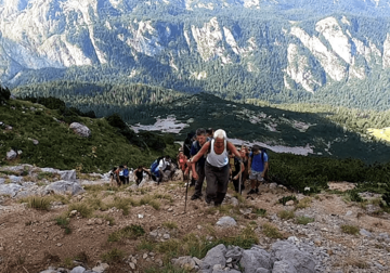 "POENTA JE DA ČOVJEK NIKADA NE ODUSTANE" Vojin Mišeljić (86) treći put osvojio Maglić