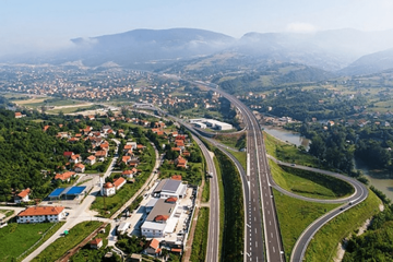 Sudar kamiona i auta na autoputu