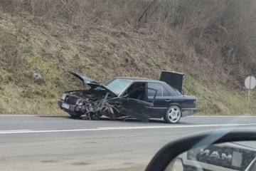 Smrskan mercedes u žestokom sudaru sa kamionom, ima povrijeđenih