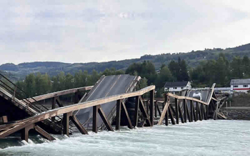 Auto pao u vodu! Srušio se most u Norveškoj