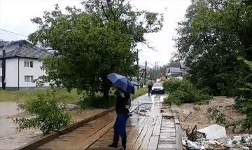 DRAMATIČNO U TUZLANSKOM KANTONU Voda se probija u kuće, poplave OZBILJNO PRIJETE