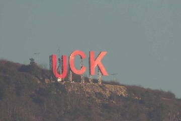 Iznad Kosovske Mitrovice osvanuo znak "UČK"