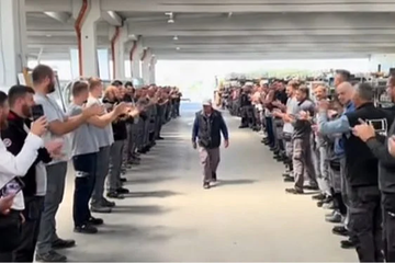 Snimak ispraćaja Asima iz Brčkog u penziju osvojio je mreže: Kolege mu priredile špalir, spremili i tortu