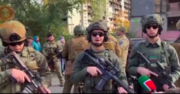 Sinovi Ramzana Kadirova  u Mariupolju: Poziraju u uniformama i s puškama /VIDEO/