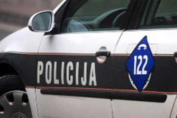 Prevrnuo se automobil, mladić povrijeđen