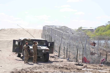 Drama sve veća na granici u Teksasu : Pogledajte juriš migranata na zaštitni zid (VIDEO)