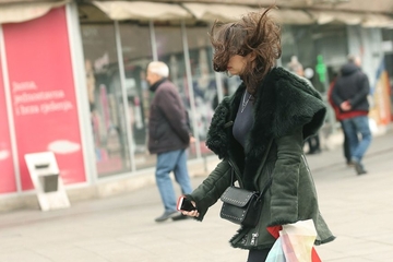 Narandžasto upozorenje: Snažni udari vjetra na području cijele BiH, građani moraju biti spremni da zaštite sebe i imovinu