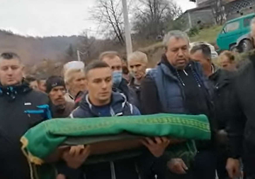 "Da se nikada i nikome ne ponovi" Posljednji oproštaj oca od kćerkice Džene na groblju PARA DUŠU