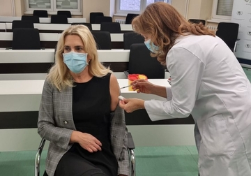 "BUDITE ODGOVORNI" Predsjednica Srpske primila treću dozu vakcine protiv korone i ovo poručila