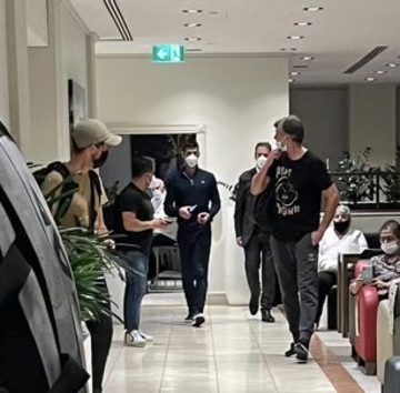 "NE TREBA POTVRDA DA JE OBREZAN" Svi čekaju da Novak sleti u Dubai, SUVENIRI AUSTRALIJE U KONTEJNERIMA