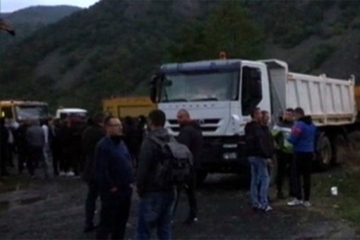 Rosu dobija pojačanje, sve više ljudi mirno protestuje na Jarinju