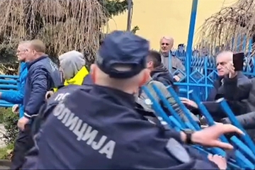 Sukob s policijom u Novom Sadu, građani probili ogradu (VIDEO)