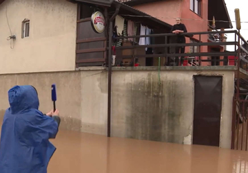 Iz svog doma mogu jedino čamcem: Petočlana porodica u Kaknju zarobljena u kući