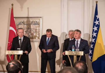 Komšić, u želji da ISMIJE DODIKA, obrukao sebe i BiH: Predsjedavajući Predsjedništva ne prestaje da niže gafove