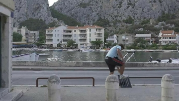 "Kad se Srbin i Hrvat slože i olovo plivati može" – umjetnik postavio ploču, završila u smeću VIDEO