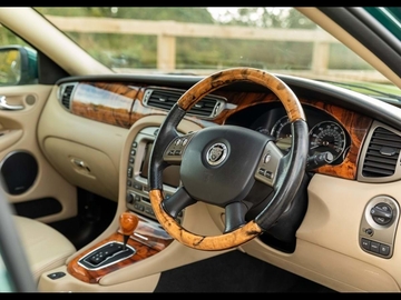 Prvi vlasnik, prava kilometraža, vozila ga baka do vikendice: Prodaje se kraljičin Jaguar